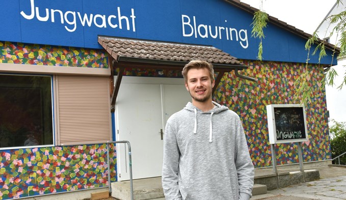 Samuel Zbinden vor dem Lokal von Jungwacht und Blauring Sursee. Das ehrenamtliche Engagement in den Jugendvereinen ist ihm wichtig. (Foto Daniel Zumbühl)