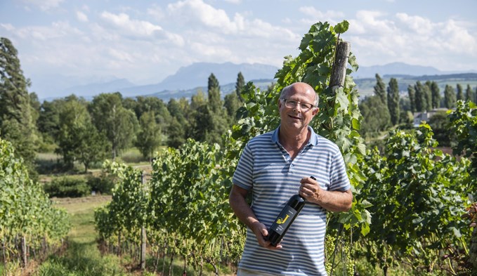 Weinbau mit Aussicht: Beat Felder mit dem ausgezeichneten S Muscat Sec 2018. (Foto Fabian Zumbühl)