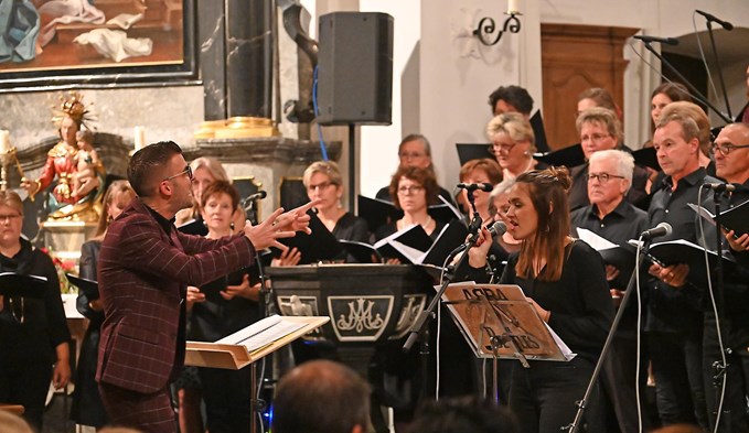 Der Projektchor Trienger unter der Leitung von Kevin Sieber sang am 21. und 22. September in der Pfarrkirche Triengen. ABBA meets Beatles. (Foto Werner Mathis)