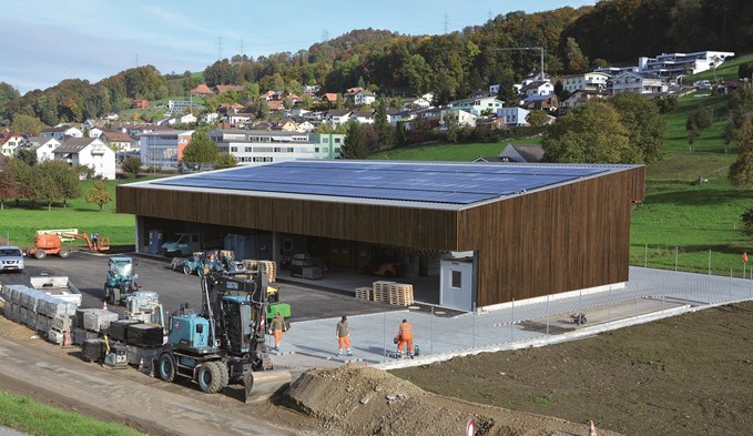 Auf dem Dach des Neubaus im Grund wird mit einer Photovoltaikanlage Solarstrom erzeugt. (Foto ZVG)