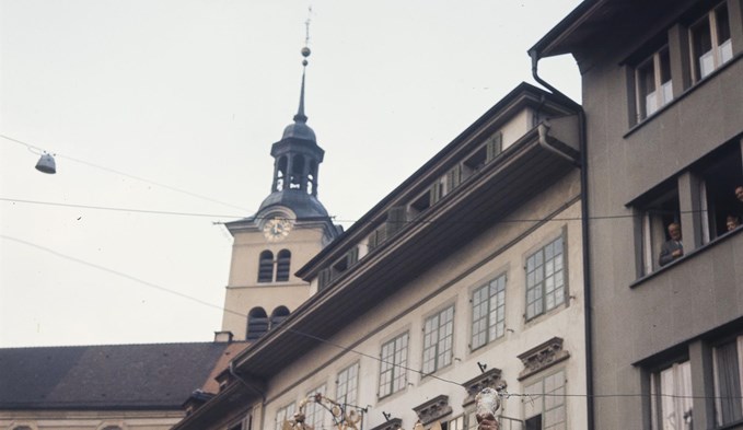 Die Pfarrkirche, das Rathaus und der ehemalige Gasthof waren bereits 1962 eine perfekte Kulisse für den Gansabhauet. (Foto ETH-Bibliothek Zürich, Bildarchiv)