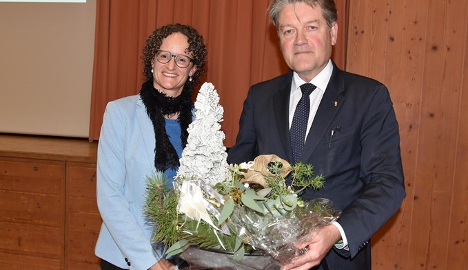 Gemeindepräsident Esther Zeilinger dankte OK-Präsident Urs Niffeler.  (Foto Werner Mathis)