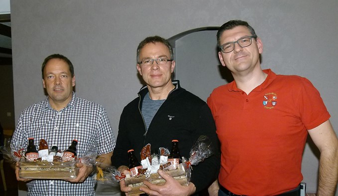 Zwei abtretende langjährige Kadermitglieder von links:  Peter Fischer, Wendelin Wyss und Kommandant Roger Häfliger (Foto Lukas Bucher)