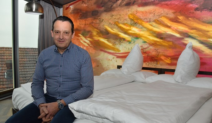 Wirt und Hotelier Markus Wicki zeigt eines der neuen Hotelzimmer im «Hirschen» in Oberkirch.  (Foto Thomas Stillhart)