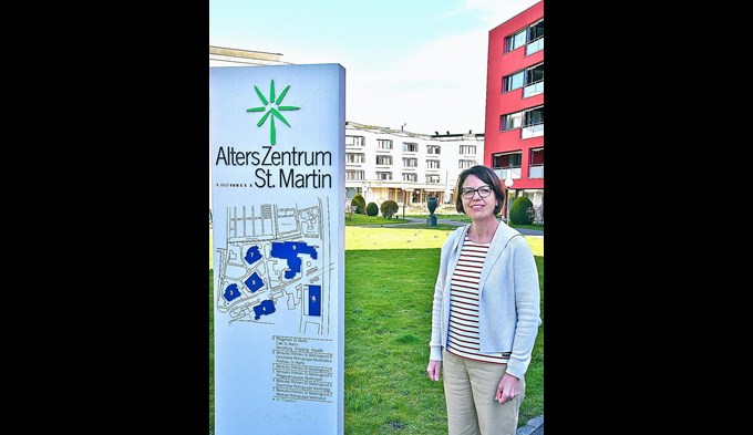 Jolanda Achermann vor dem Alterszentrum St. Martin: «Mit dem Neubau des Pflegeheims bereiten wir uns auf die künftigen Herausforderungen vor.» (Foto Daniel Zumbühl)