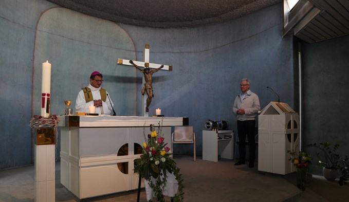 Bischof Felix Gmür und der Surseer Gemeindeleiter, Claudio Tomassini, in der Kapelle des Alterszentrums St. Martin in Sursee. (Foto Geri Wyss)
