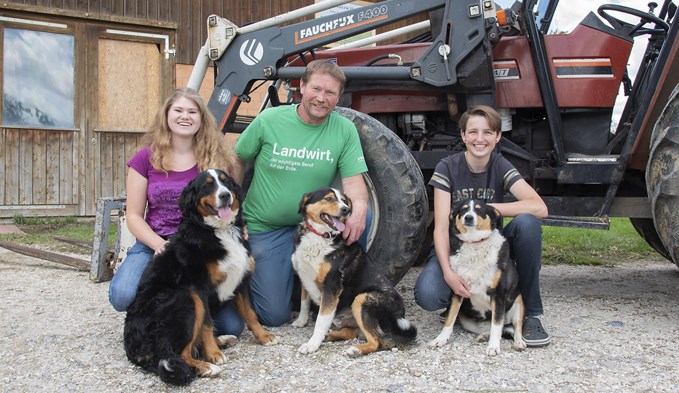 Dank den Hunden Amira, Lili und Jacky konnten Lorena und Tony Kaufmann sowie Lehrtochter Laila Marti die Tiere des Hofs Weiernheim rasch retten. (Foto Thomas Stillhart)