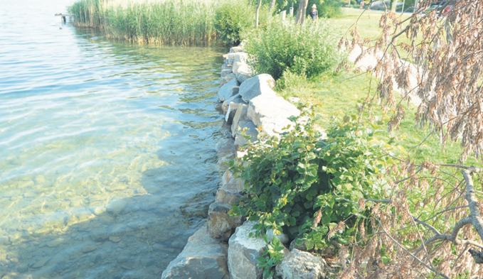Das Seeufer in Sempach wurde 2019 mit Blocksteinen saniert. (Foto Archiv/Geri Wyss)