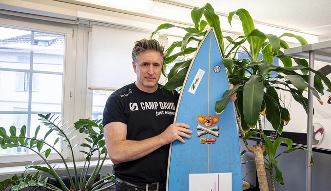 Mike Martin lässt das Strandfeeling in seinem Reisebüro in Sursee aufleben. (Foto Thomas Stillhart)