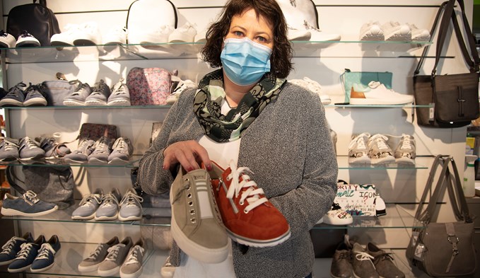 Claudia Droste, Mitarbeiterin von Schuh Küng in der Altstadt, zeigt angesagte Sneakers.  (Foto Thomas Stillhart)