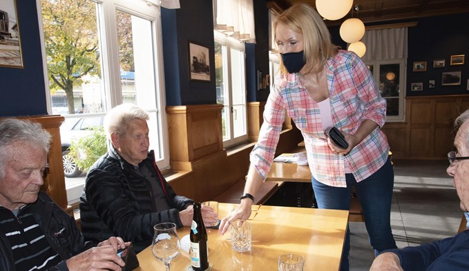 Nun dürfen Gäste wieder in den Innenbereichen von Restaurants, Bars und Cafés konsumieren. (Foto Livia Kurmann/Archiv)