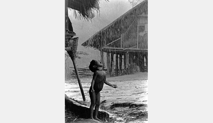 Bild Nr. 2: Diese stimmungsvolle Momentaufnahme eines kleinen Buben, der sich im Tropenregen wäscht, gelang Hanspeter Dahinden auf einem nicht ungefährlichen Trip in Nordthailand. (Foto Hanspeter Dahinden)
