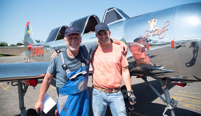 Eugen Wüest (links) und Dave Oldani freuen sich über den geglückten Erstflug der Jak.  (Foto Thomas Stillhart)