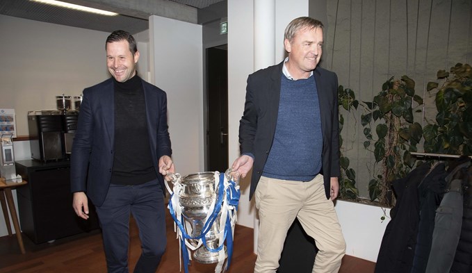FCL-Präsident Stefan Wolf und Ex-Torhüter David Zibung brachten den Cupsieger-Pokal mit.  (Foto Thomas Stillhart)
