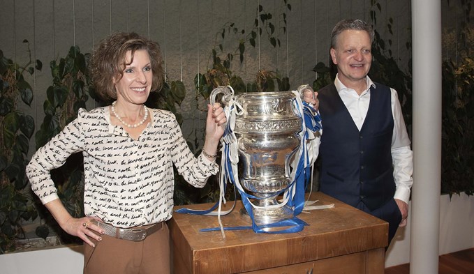 Silvia und Paul Furrer mit dem Cupsieger-Pokal.  (Foto Thomas Stillhart)