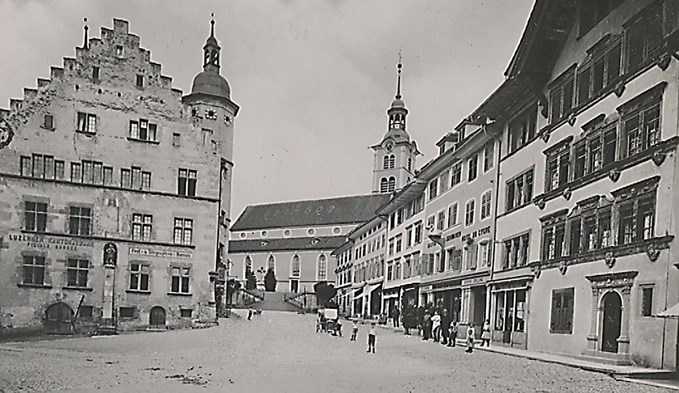 Das Städtli Sursee mit Blick auf das Rathaus, die Pfarrkirche St. Georg und den Rathausplatz.  (Foto Stadtarchiv)