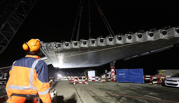 Wie ein Flugobjekt aus einem Science-Fiction-Film sieht sie aus, die neue Fahrbahnplatte der Brücke über die Bahn in Oberkirch.