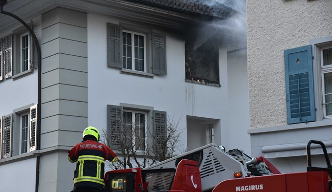 In einer Balkonnische über der Migros-Bank brannte es. (Foto Daniel Zumbühl)
