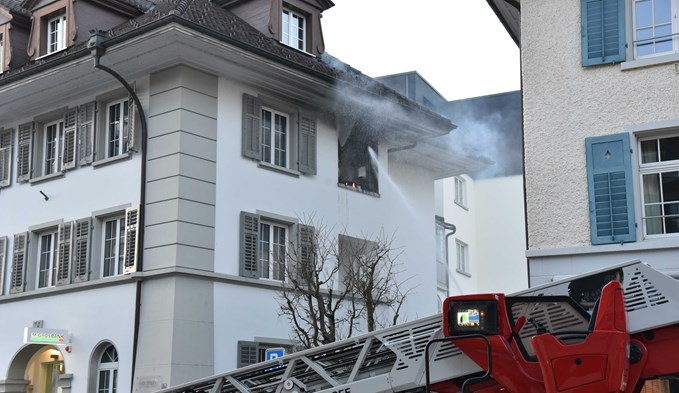 Die Feuerwehr Region Sursee setzte zum Löschen des Brandes ein Tanklöschfahrzeug ein. (Foto Daniel Zumbühl)