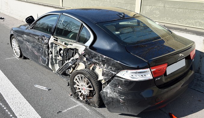 Das getroffene Auto auf der Autobahn bei Schenkon.  (Foto Luzerner Polizei)