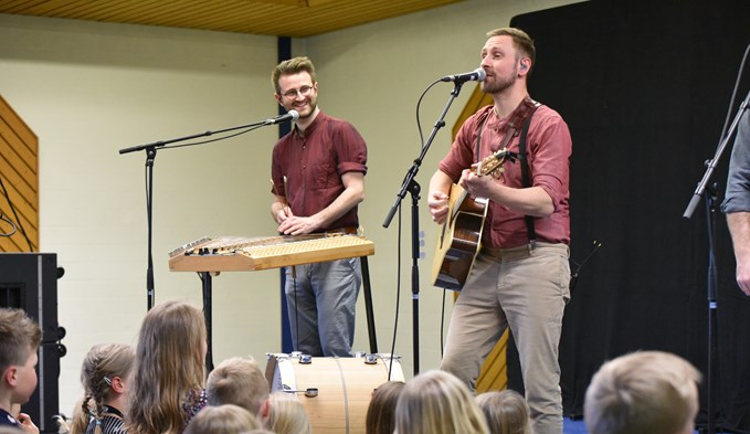Mundart-Sänger Kunz begeisterte an seinen «Kinder KUNZerten» kleine und grosse Fans. (Foto Céline Estermann-Erni)