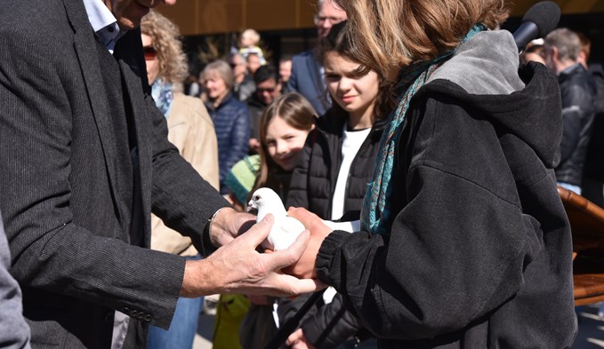 Taubenzüchter Walter Grüter übergibt eine der Friedenstauben. (Foto Céline Estermann-Erni)