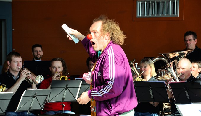 Clown Jeanloup «dirigiert» die Musikanten der Feldmusik und der Musikgesellschaft Knutwil.  (Foto zvg)