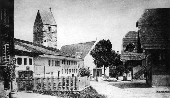 Die Aufnahme des Dorfplatzes aus der Zeit vor 1902 zeigt die Vorgängerkirche der heutigen Pfarrkirche neugotischer Prägung. (Foto red)