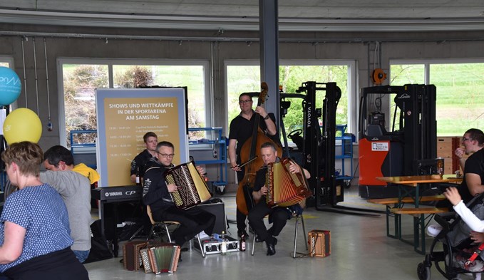 Auch musikalisch wartete der Campus Sursee mit Hochkarätern auf: Hier trat Volksmusik-Koryphäe Frowin Neff mit dem Quartett waschächt auf. (Foto Céline Estermann-Erni)