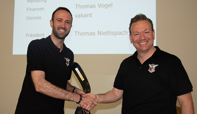 Andreas Grüter (rechts) gratuliert seinem Nachfolger. Thomas Nietlispach ist neuer Präsident des EHC Sursee.  (Foto Thomas Stillhart)