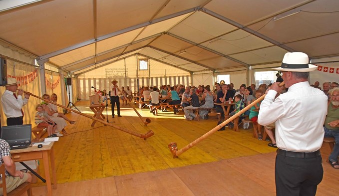Das Alphorn-Trio Langholz aus Willisau eröffnete die Trienger Bundesfeier im Zelt der Theatergesellschaft. (Foto Daniel Zumbühl)