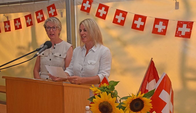 Sie waren die Vorsängerinnen bei der Landeshymne: die Gemeinderätinnen Carmen Kaufmann (links) und Isabelle Kunz. (Foto Daniel Zumbühl)