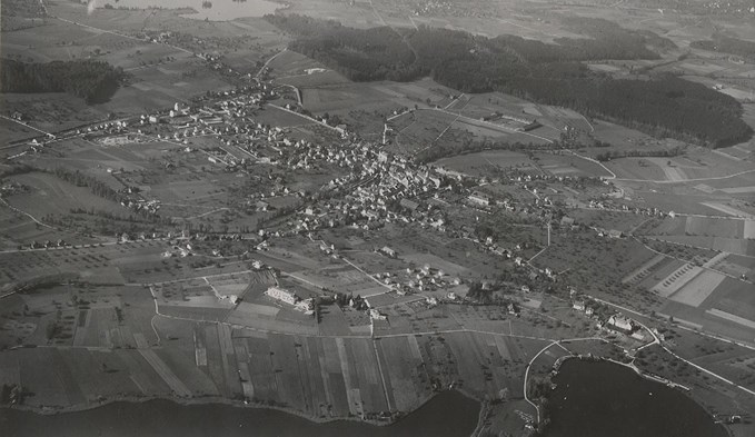 1948 zeigte sich das Gebiet zwischen dem Sempachersee und der Surseer Altstadt noch weitgehend unverbaut. (Foto Stadtarchiv Sursee, Slg. Korporation Sursee)
