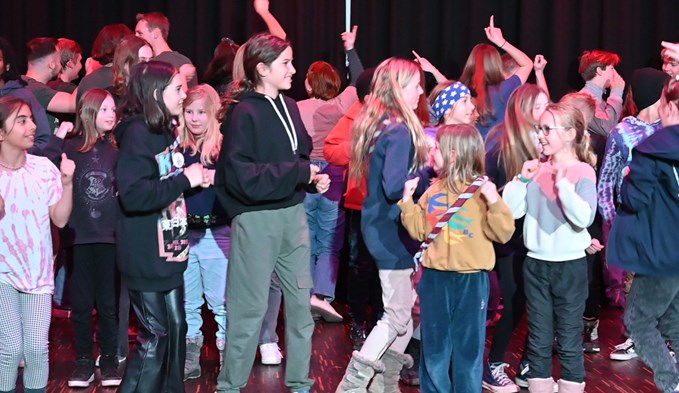 Die über 100 anwesenden Kinder bedankten sich mit einem Tanz. (Foto Werner Mathis)