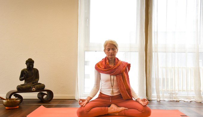Die Yogalehrerin Marlis Noetzli meditiert seit über 25 Jahren.  (Foto Franziska Haas)