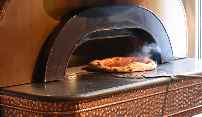 Frisch zubereitete Pizza. (Foto Flavia Rivola)