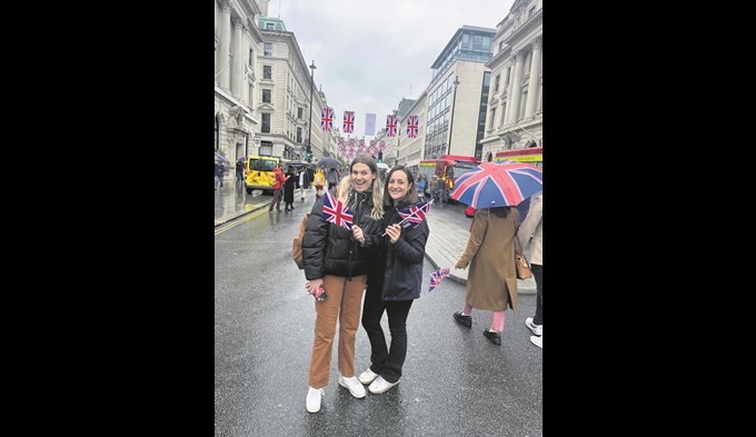 Jemma (links) und Franziska unterweg im feierlich geschmückten London. (Foto zvg)