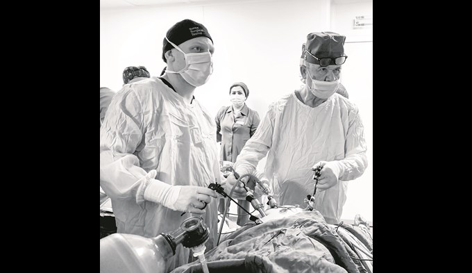 Lukas Bühlmann (links) während einer Laparoskopie, eine Bauchspiegelung, die nur kleine Hautschnitte nötig macht und bei der die Instrumente für den Eingriff in den Bauchraum eingeführt werden. (Foto zvg)
