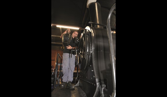 Gehören zu einer Dampflok wie die Glocken zur Kirche: Lokführer Andreas Peer platziert die Laternen. (Foto Daniel Zumbühl)