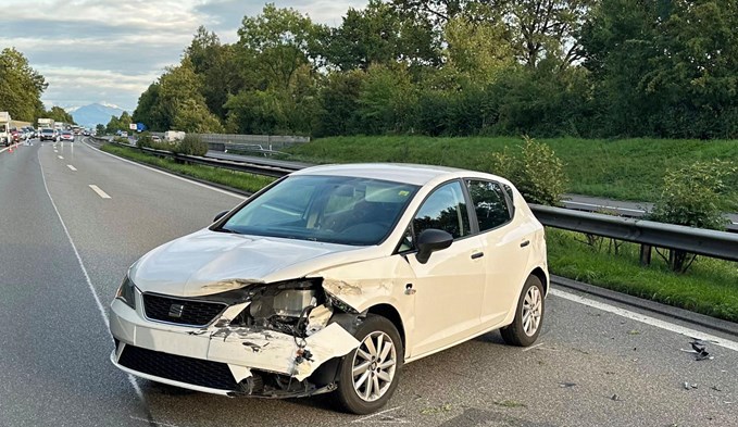 Eine Autolenkerin ist am Dienstag auf der Autobahn bei Sempach in die Mittelleitplanke geprallt. (Foto Luzerner Polizei)