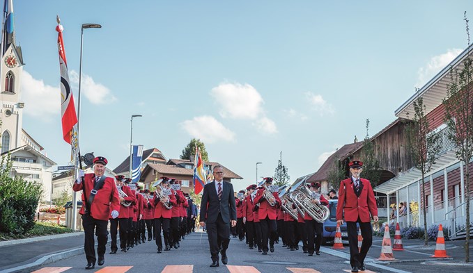 Die Brass Band Feldmusik Nottwil in ihrer neuen Uniform auf dem Weg von der Kirche zum Zentrum Sagi. (Foto Joel Frei/zVg)