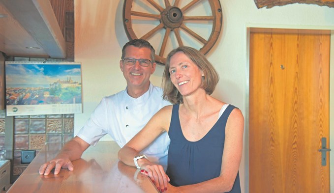 Irene und Benno Dubach-Hofstetter blicken auf 12 unvergessliche Jahre als Wirtepaar im «Rössli» in Mauensee zurück. (Foto Franziska Kaufmann)