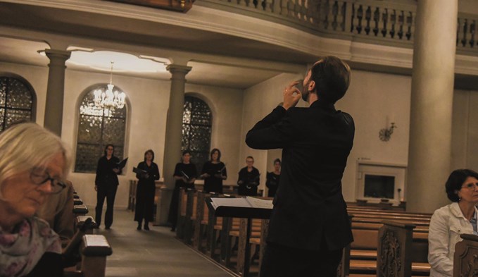 Achim Glatz liess den Chor aus der ganzen Kirche erklingen und schaffte somit ein einzigartiges Klangerlebnis, das dem Publikum in Erinnerung bleiben wird. (Foto Nicolas Arnold)