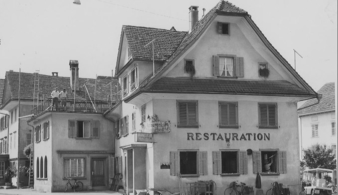 1959 wurde das «Schweizerheim» saniert und aufgestockt. Die Brüder Götz als neue Eigentümer prüfen nun eine erneute Renovation des Gebäudes. Auf dem davor liegenden Münsterplatz fand übrigens früher der Viehmarkt statt. (Foto Stadtarchiv Sursee/Slg. Korporation Sursee)