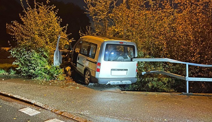 Das vom Weg abgekommene Auto wurde vom Kurvensignal gestoppt. (Foto Luzerner Polizei)