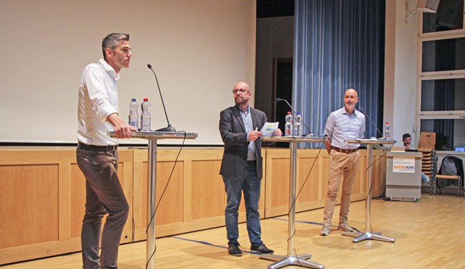 Gilbert Bayard (links) und Marcel Häberli (rechts) stellten sich den Fragen von Moderator Thomas Stillhart (Mitte) und des Publikums. (Foto Franziska Kaufmann)