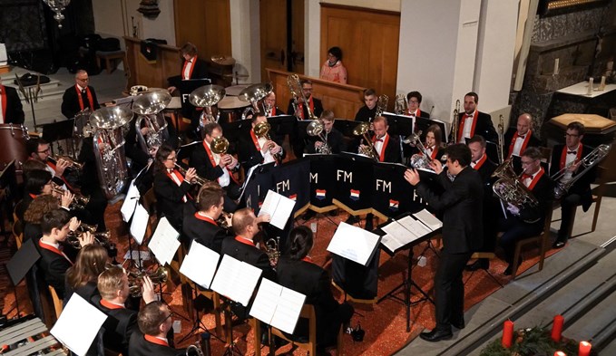 Die Brass Band Feldmusik Knutwil stimmte mit einem keltisch angehauchtem Programm auf Weihnachten ein. (Foto Flavian Burtolf)