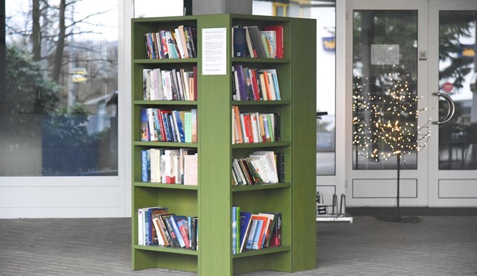 Der Bücherschrank in Geuensee wird rege genutzt. (Foto Stefanie Zumbach)