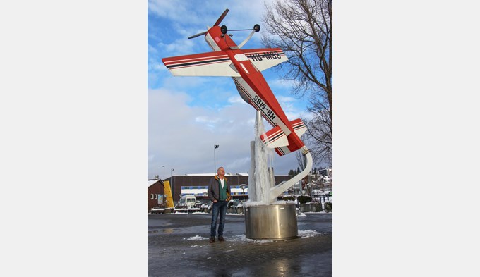 Bruno Müller und seine Sukhoï – hier als Statue vor der Flugschule – sind ein Duo, das schon manchen Höhenflug erlebt hat. (Foto Franziska Kaufmann)