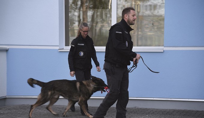 Zwei Polizisten der Luzerner Kantonalspolizei mit Schutzhund. (Foto Archiv/Nicolas Arnold)